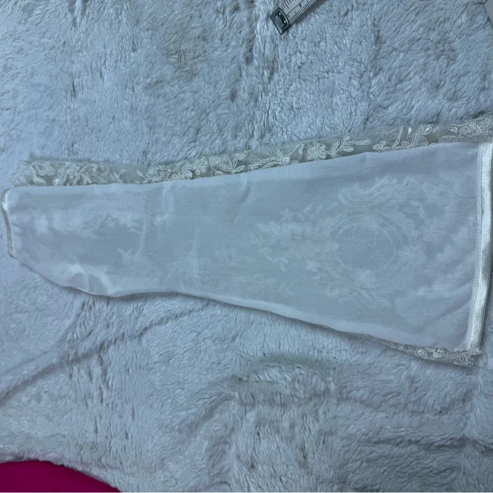 Plus size Ivory lace thumb glove